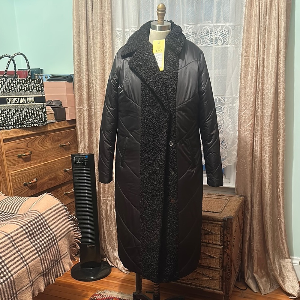 NWT 🌺🌺 Women's Black Sherpa-Lined Puffer coat with beautiful fur color